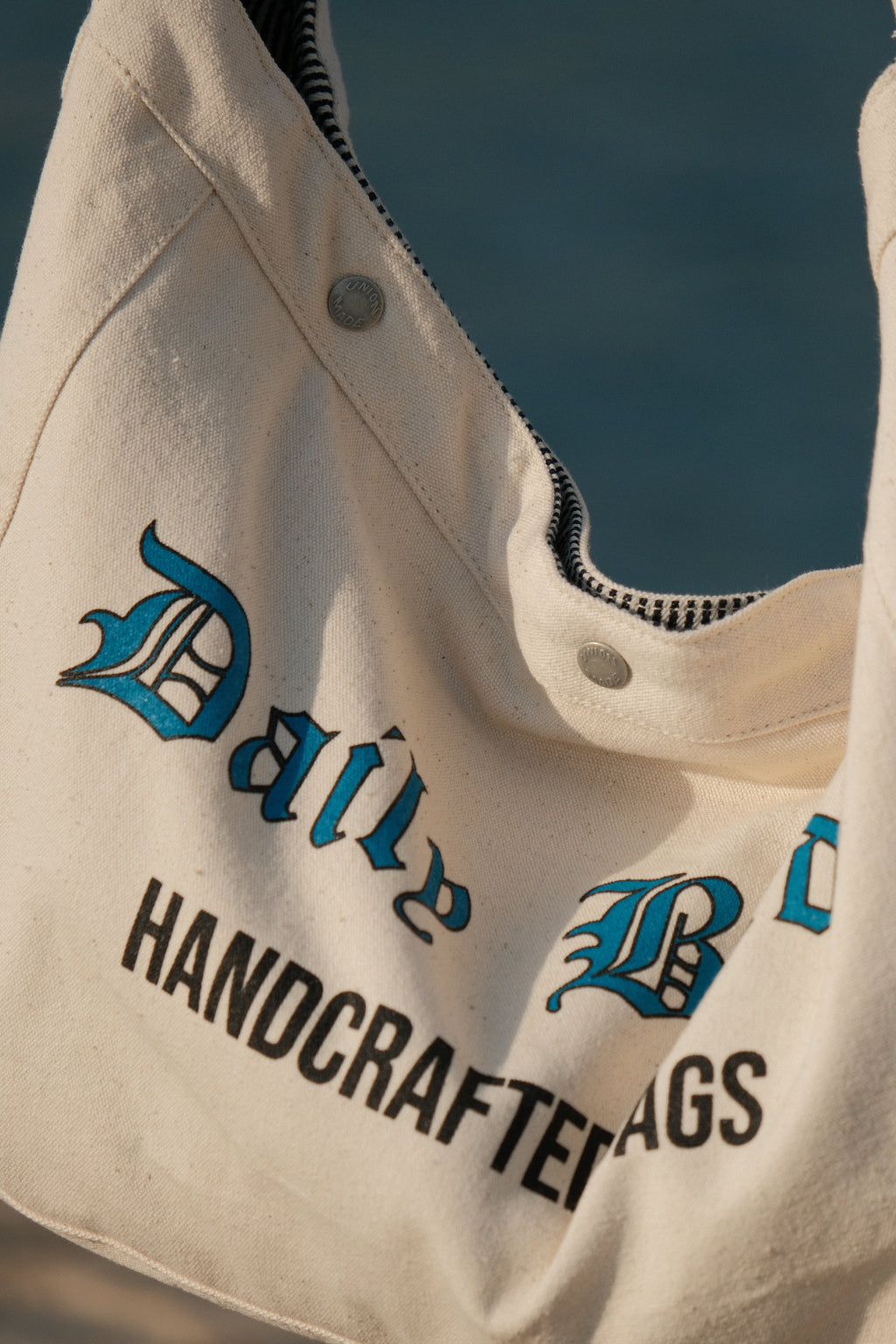 BA04 - The Newspaper Bag Bleu