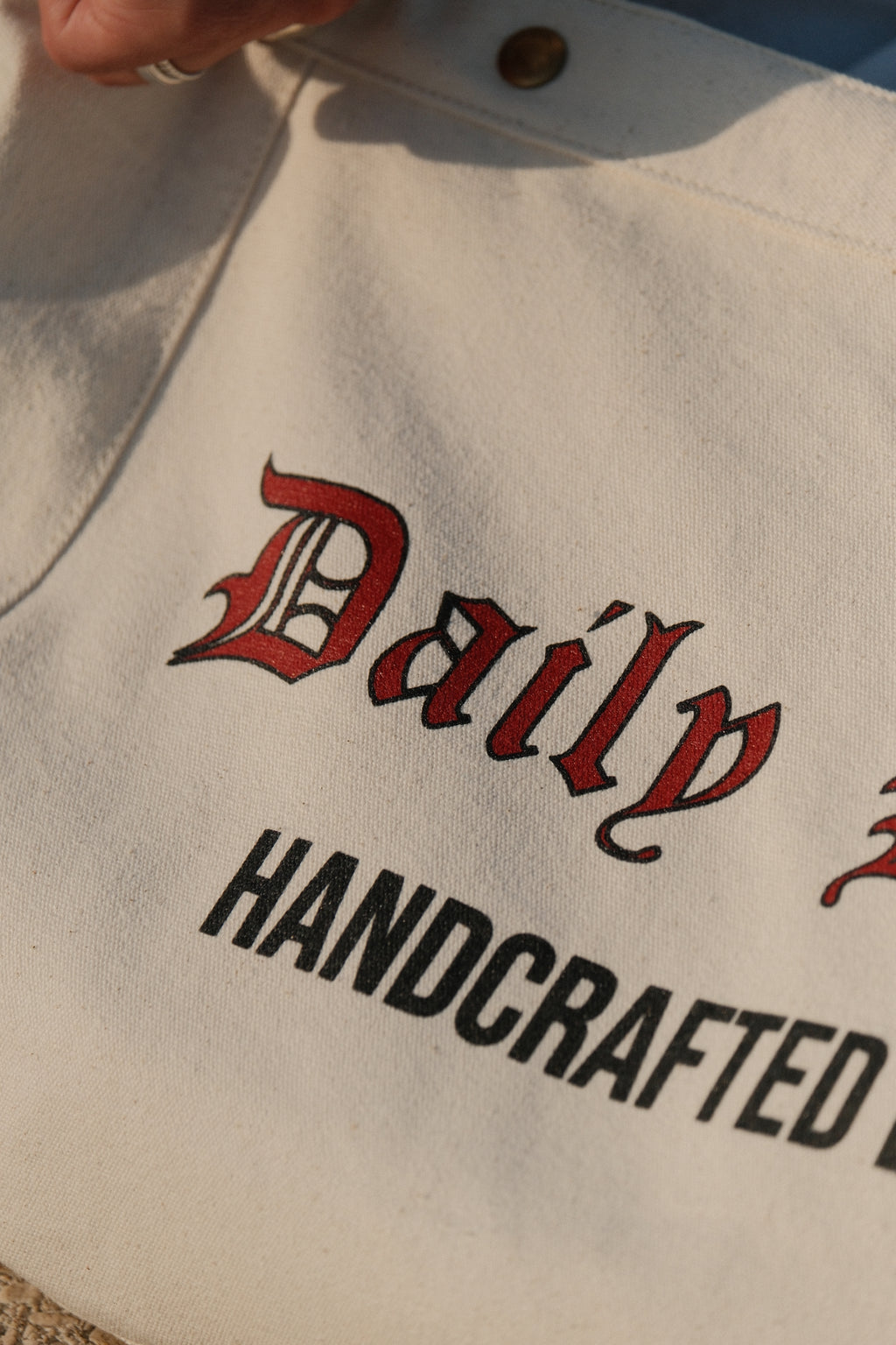 BA04 - The Newspaper Bag Rouge
