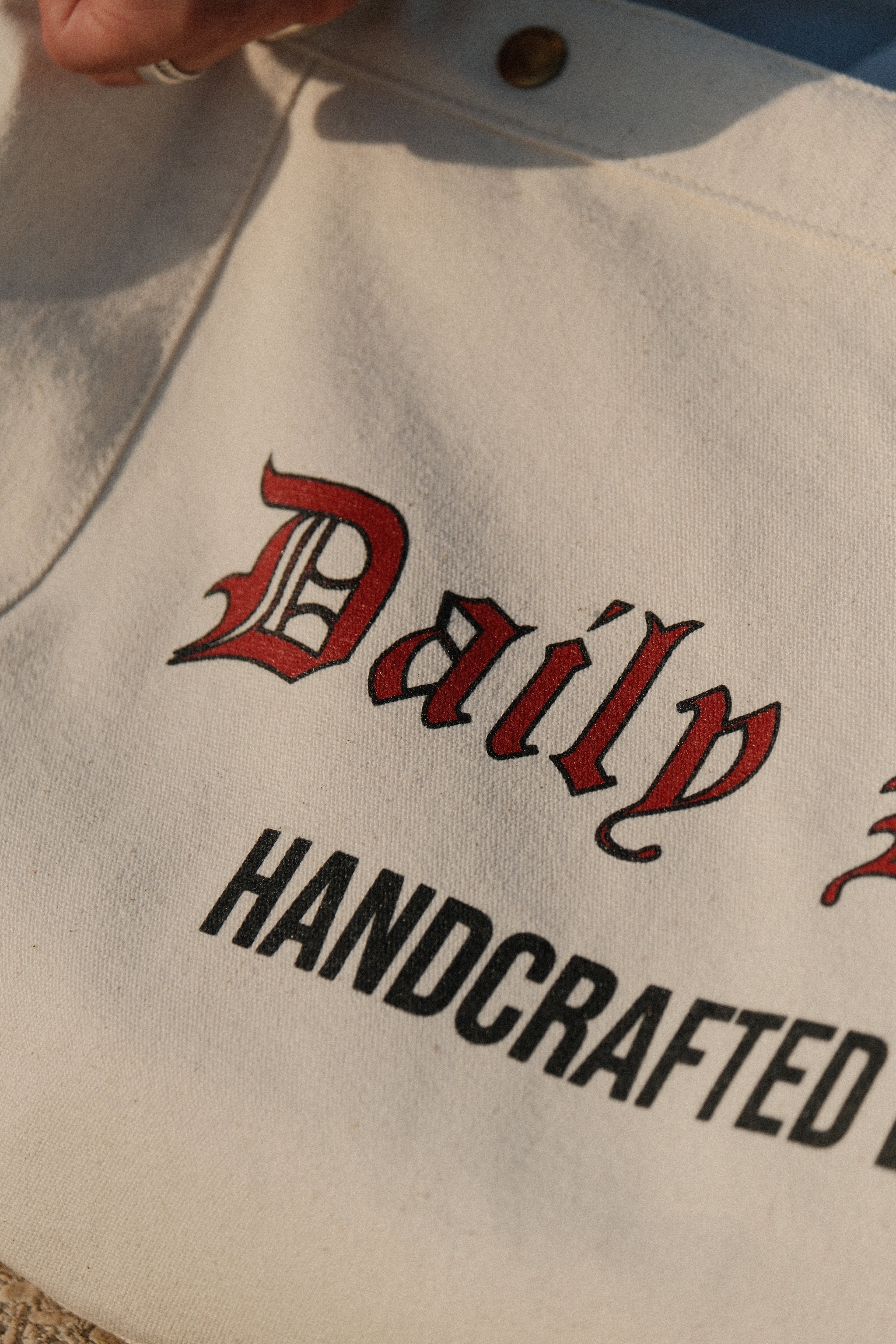BA04 - The Newspaper Bag Rouge